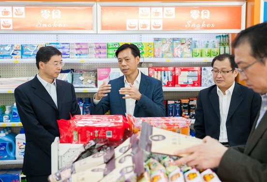 2016年12月中國石油集團(tuán)公司副總經(jīng)理喻寶才到留仙加油站調(diào)研